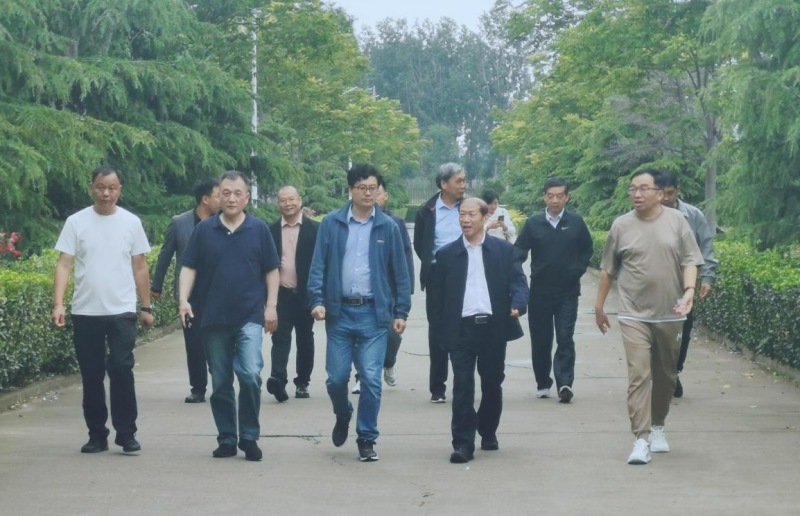 花花牛丨河南農(nóng)業(yè)大學(xué)黨委副書記、校長介曉磊一行蒞臨花花牛河南瑞亞參觀調(diào)研