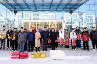 新春佳節(jié)暖人心 堅守一線顯擔(dān)當(dāng) ——河南農(nóng)業(yè)投資集團黨委委員、副總經(jīng)理兼花花牛乳業(yè)集團黨委書記、董事長張峰慰問花花牛乳業(yè)在崗員工